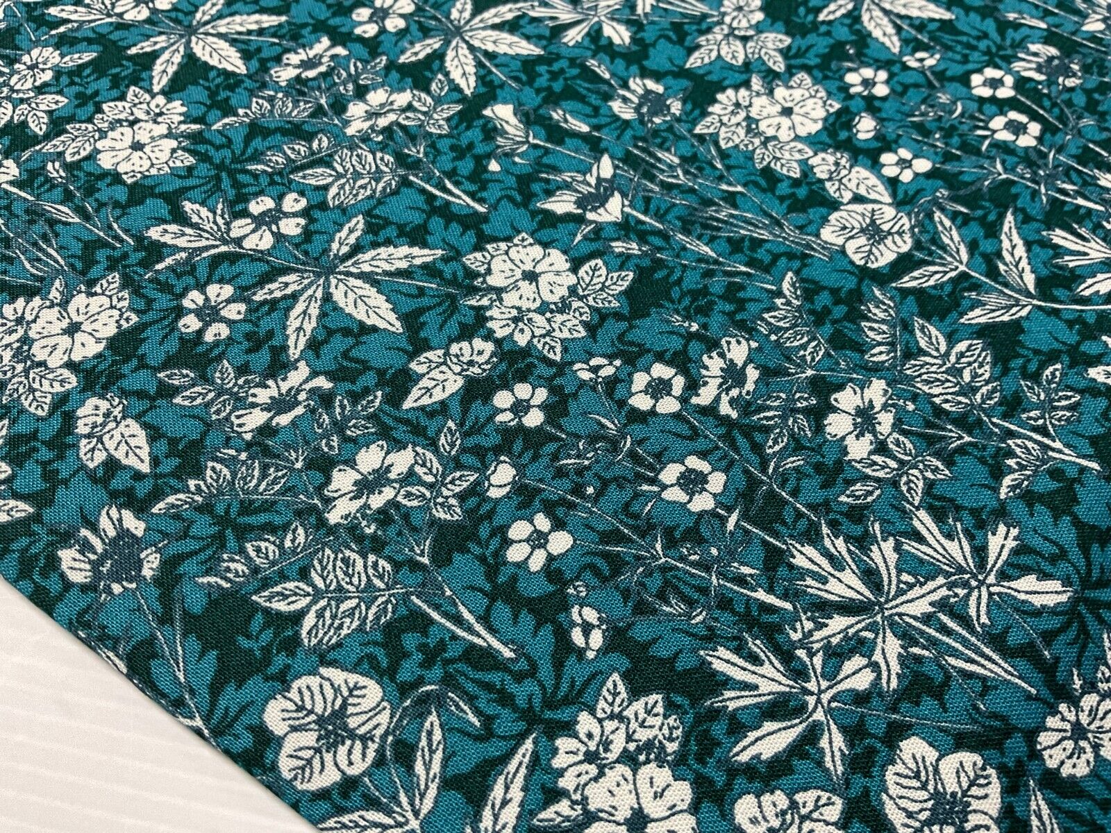 Floral Autumn Leaves Stof Crafting 100% Cotton Fabric Sold by Metre M1931