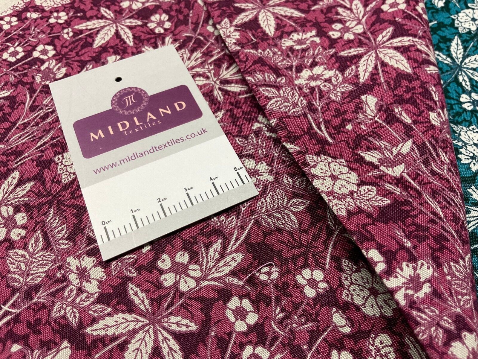 Floral Autumn Leaves Stof Crafting 100% Cotton Fabric Sold by Metre M1931