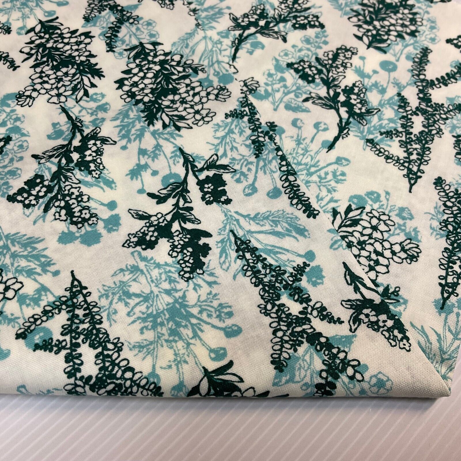 Floral Autumn Leaves Stof Crafting 100% Cotton Fabric Sold by Metre M1927