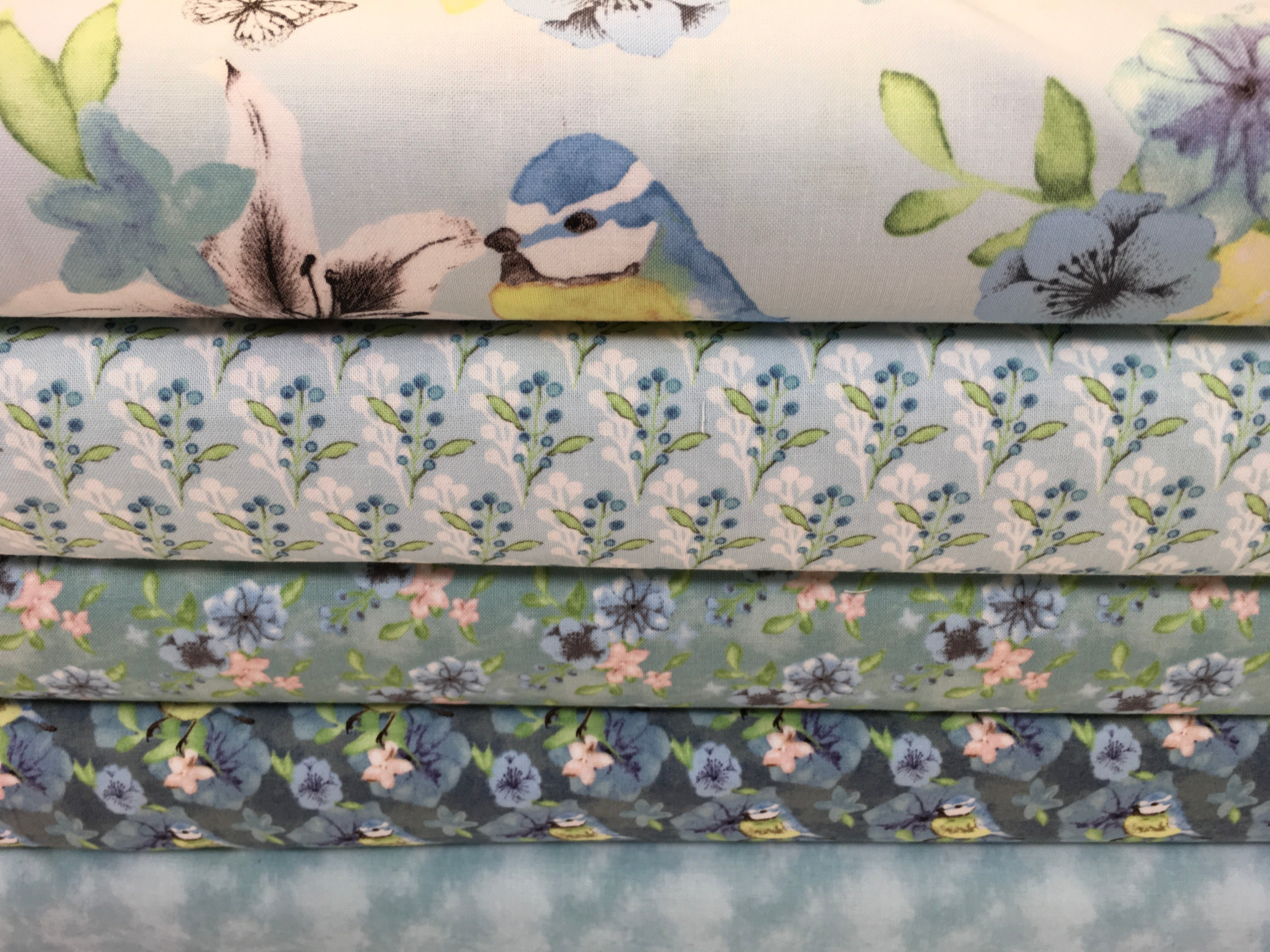 Blue Watercolour Floral 100% Cotton Craft & Patchwork Fabric 44' M562