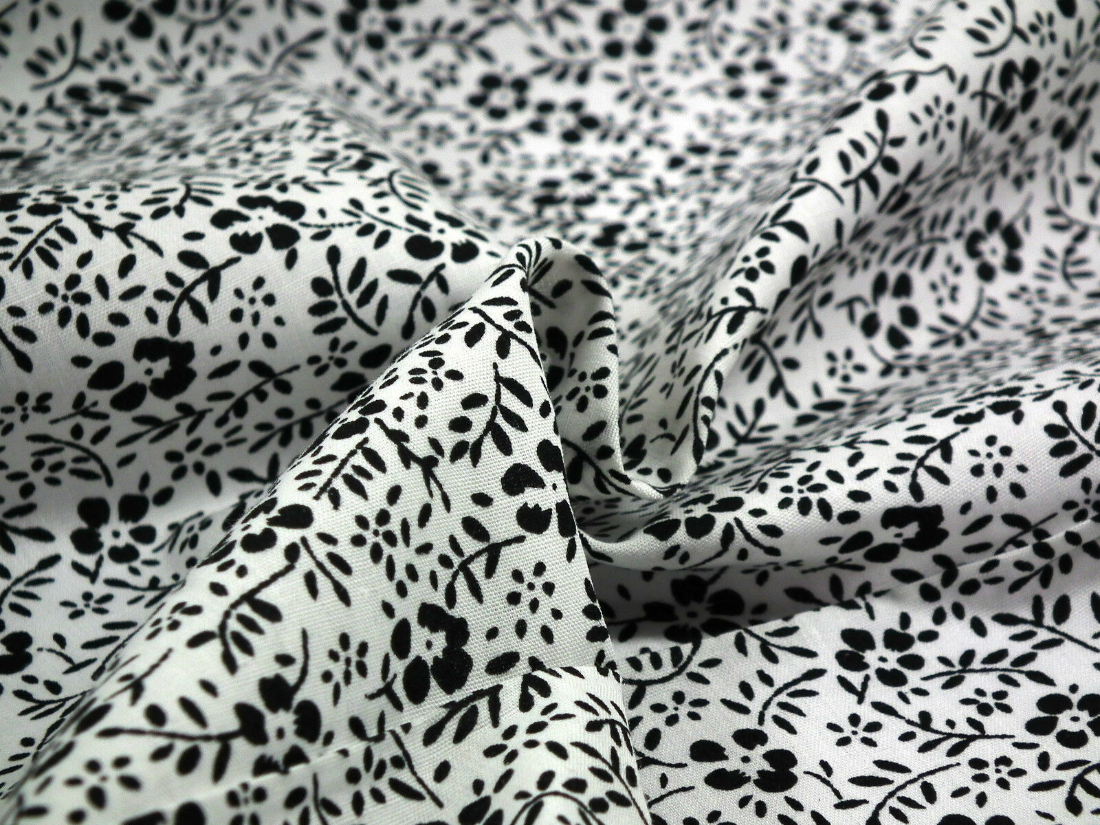 Floral Vintage flower leaves and stem print poly cotton 44' Wide M332 Mtex