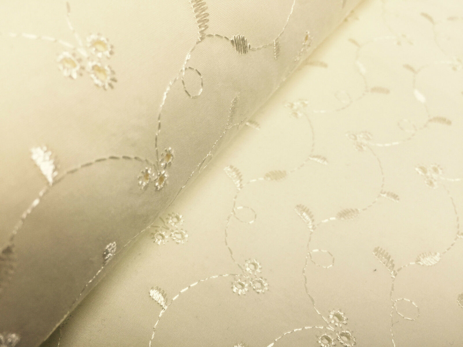 Broderie Anglais Poly cotton Fabric 3 Whole per meter 45' M41 Mtex