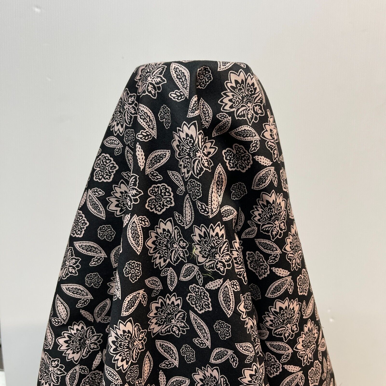 Vintage Floral 100% cotton printed dress craft fabric 150cm wide M1737