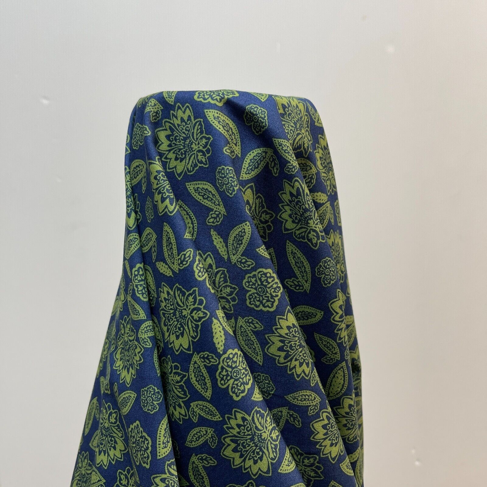 Vintage Floral 100% cotton printed dress craft fabric 150cm wide M1737