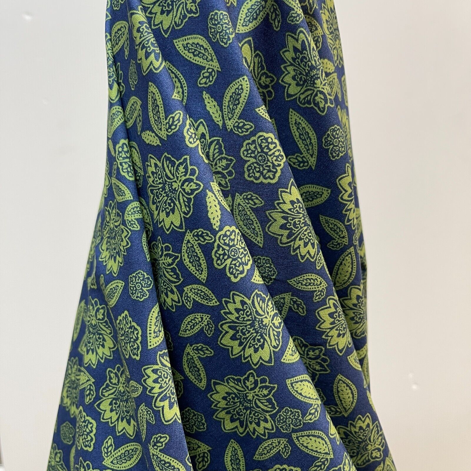 Vintage Floral 100% cotton printed dress craft fabric 150cm wide M1737