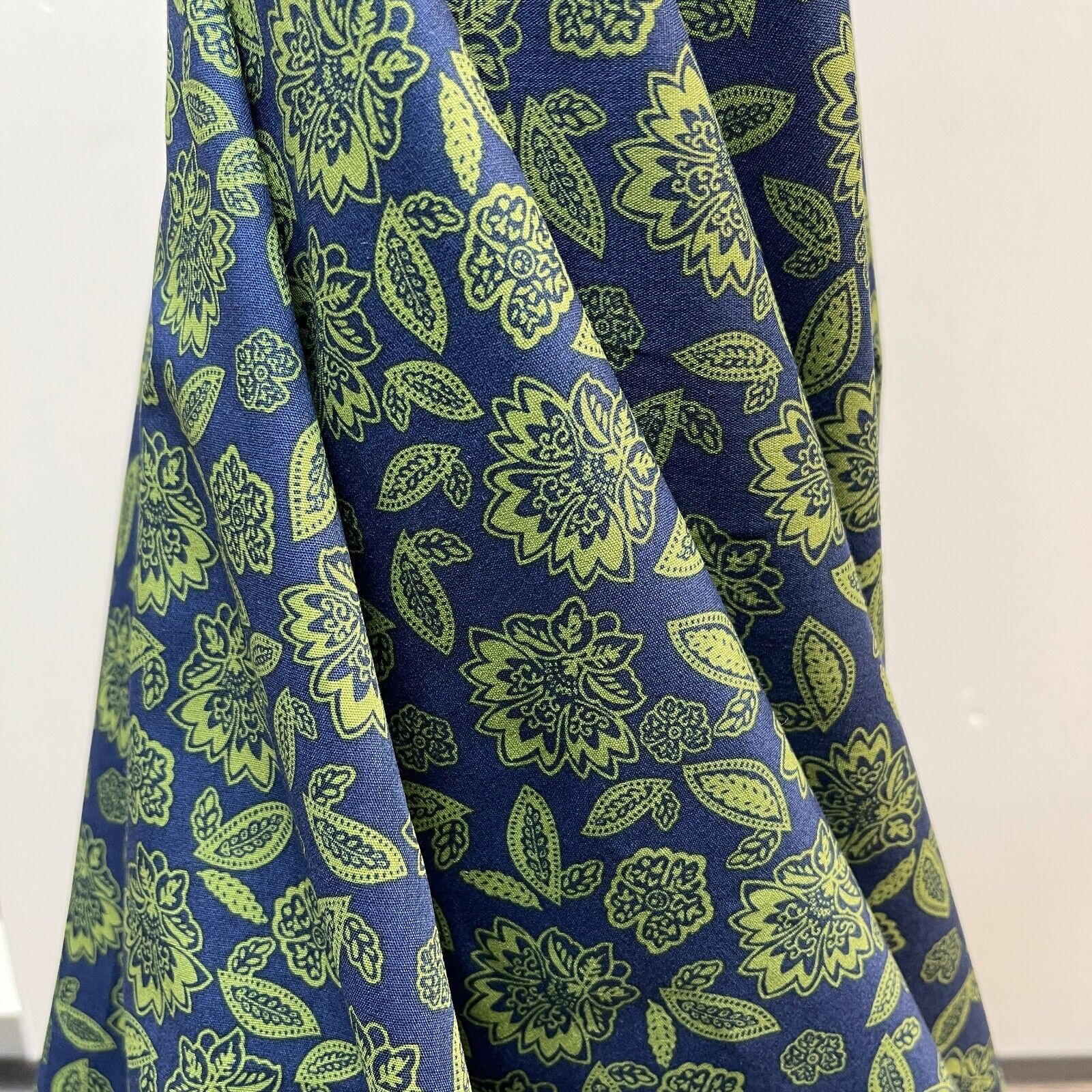 Vintage Floral 100% cotton printed dress craft fabric 150cm wide M1737