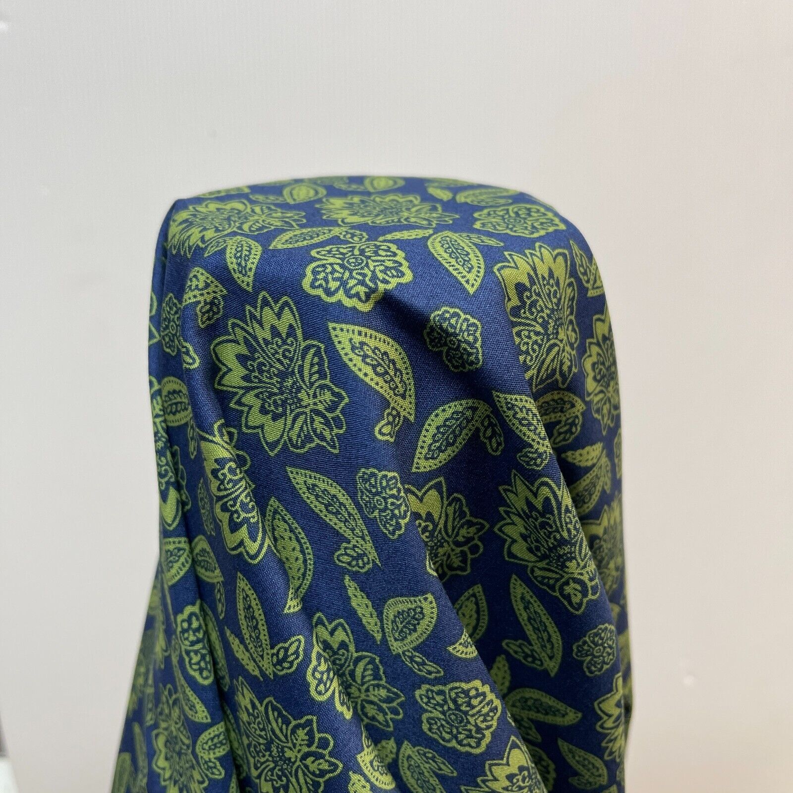 Vintage Floral 100% cotton printed dress craft fabric 150cm wide M1737