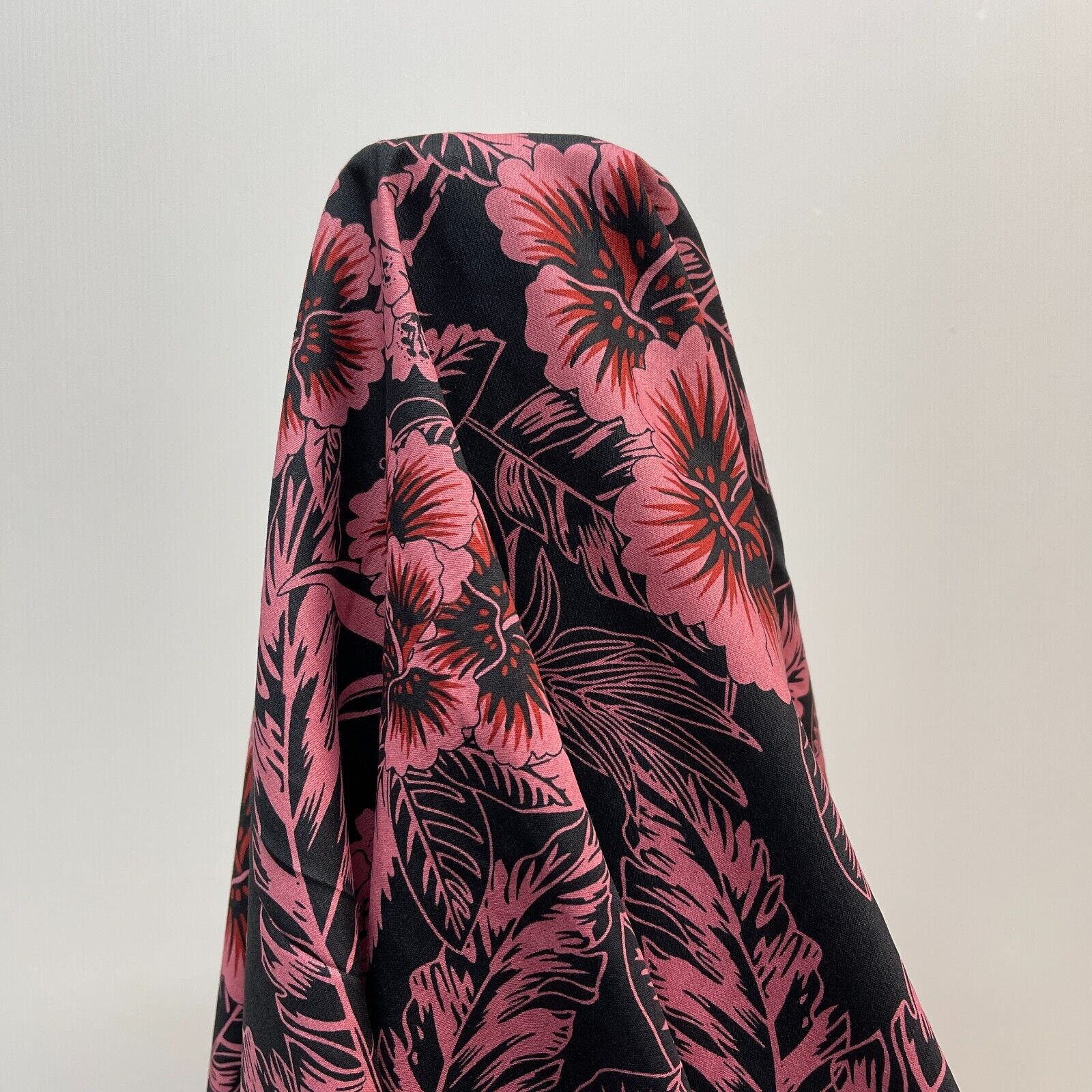 Large Vintage Floral 100% cotton printed fabric 150cm wide M1738