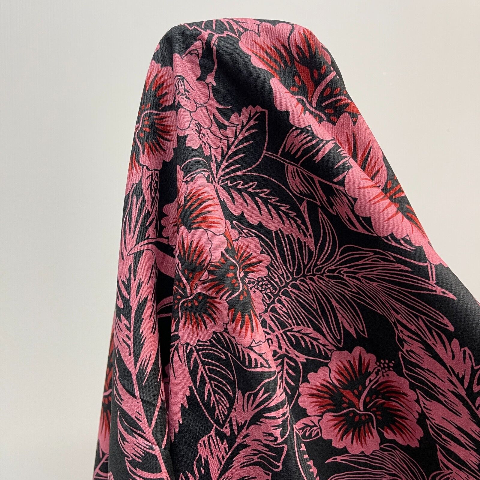 Large Vintage Floral 100% cotton printed fabric 150cm wide M1738