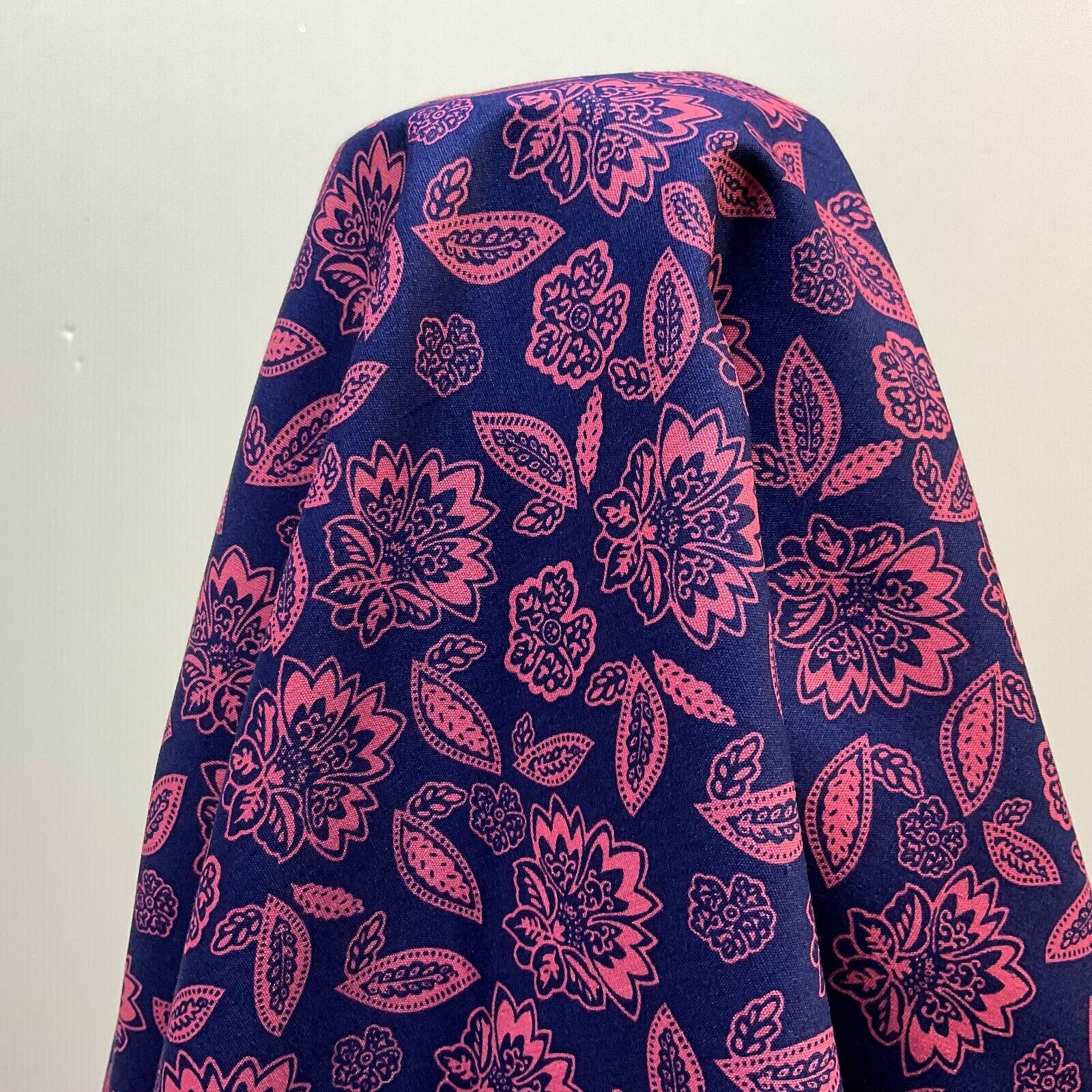 Vintage Floral 100% cotton printed dress craft fabric 150cm wide M1737