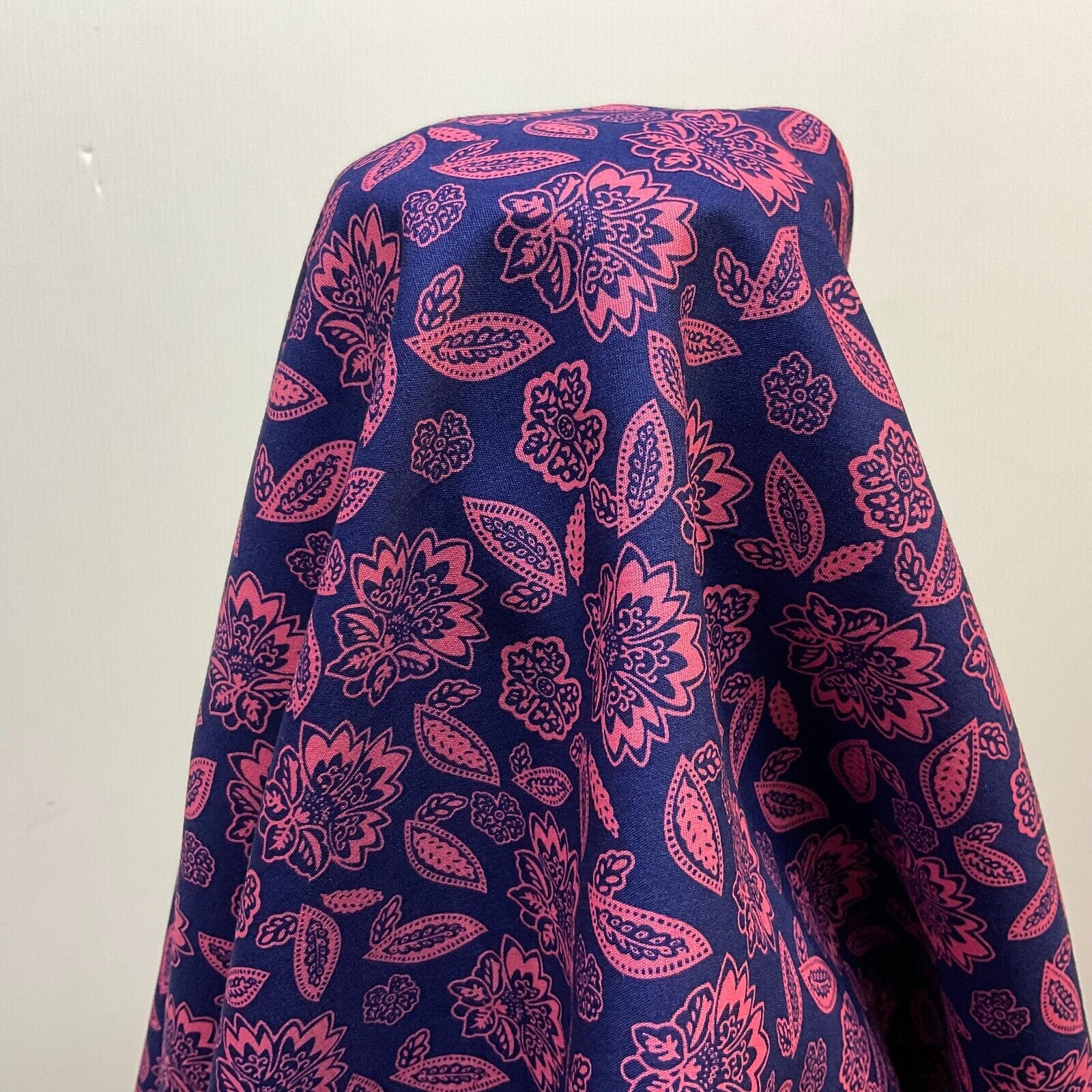 Vintage Floral 100% cotton printed dress craft fabric 150cm wide M1737