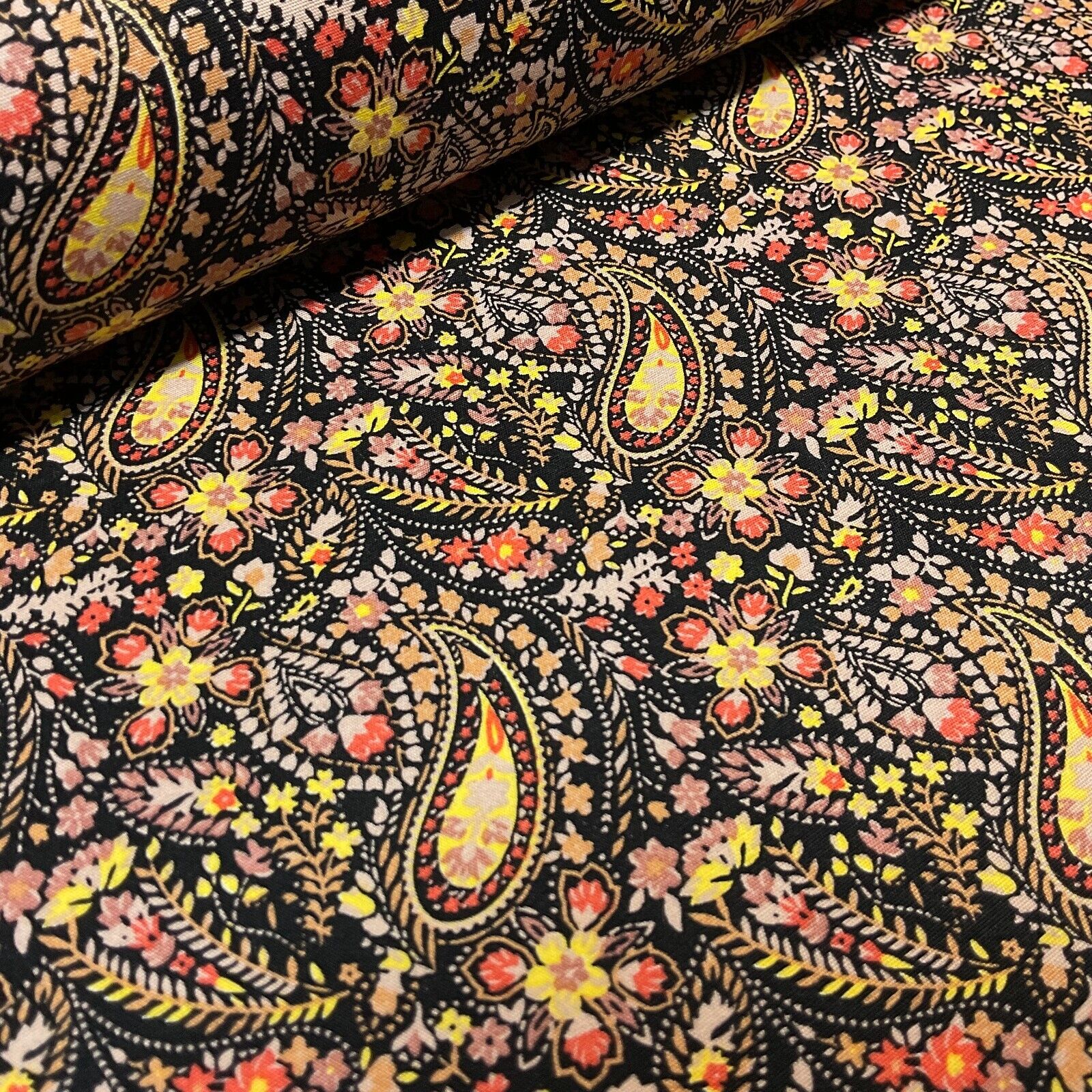 Vintage Paisley 100% cotton Poplin printed dress craft fabric 112cm wide M1744
