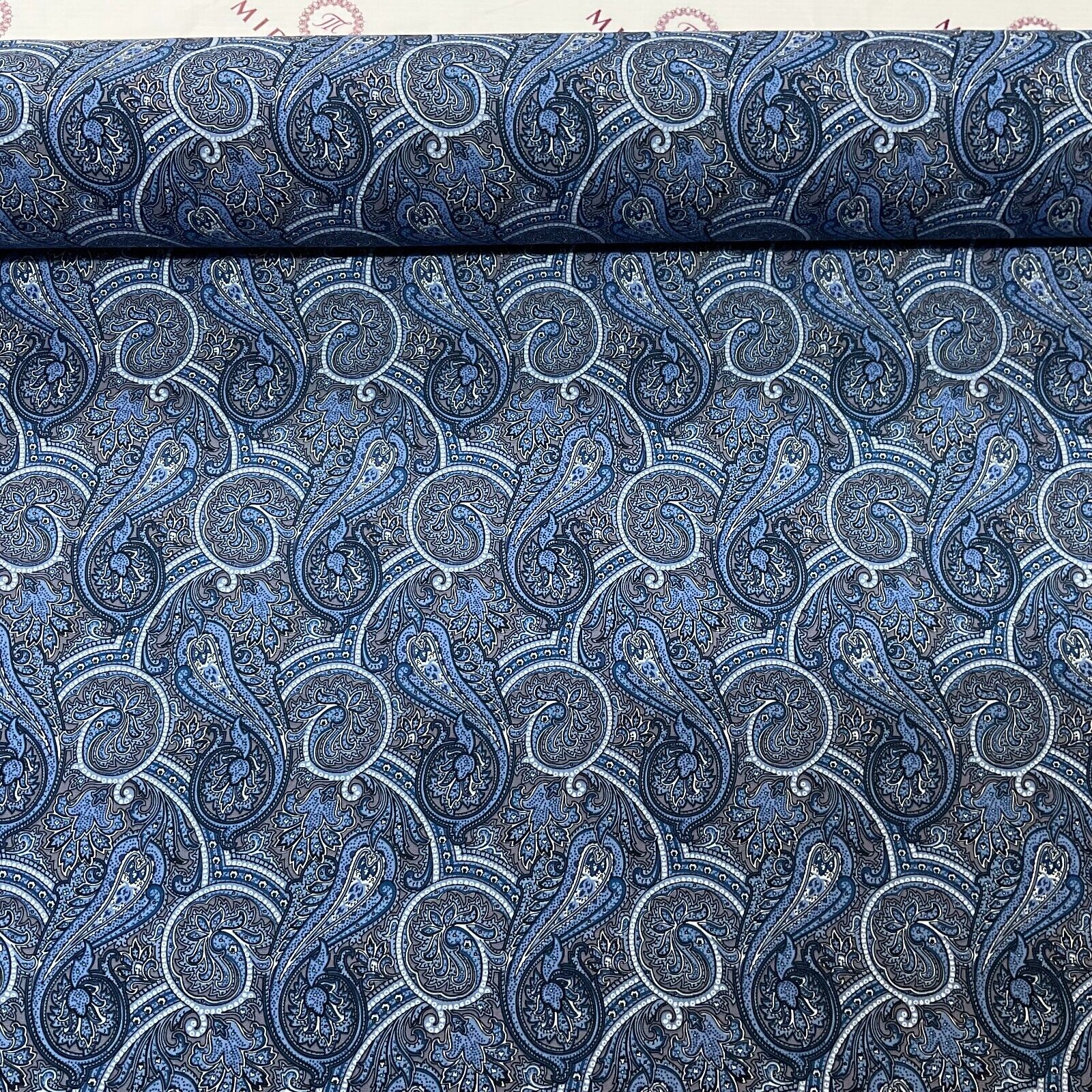 Vintage Paisley 100% cotton poplin printed dress craft fabric 112cm wide M1745